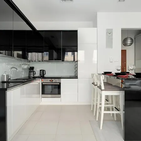 アパート Piekny Z Ogrodkiem I Tarasem & Parking By Renters ポズナン